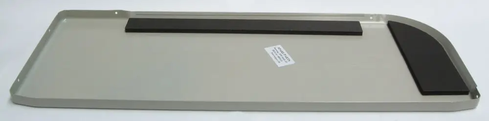 Metallplatte in grauer Farbe mit zwei schwarzen Schaumstoffleisten, hergestellt von Daikin, geeignet zur Montage oder als Abdeckung.